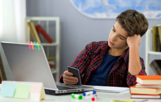 garoto procrastinando suas tarefas
